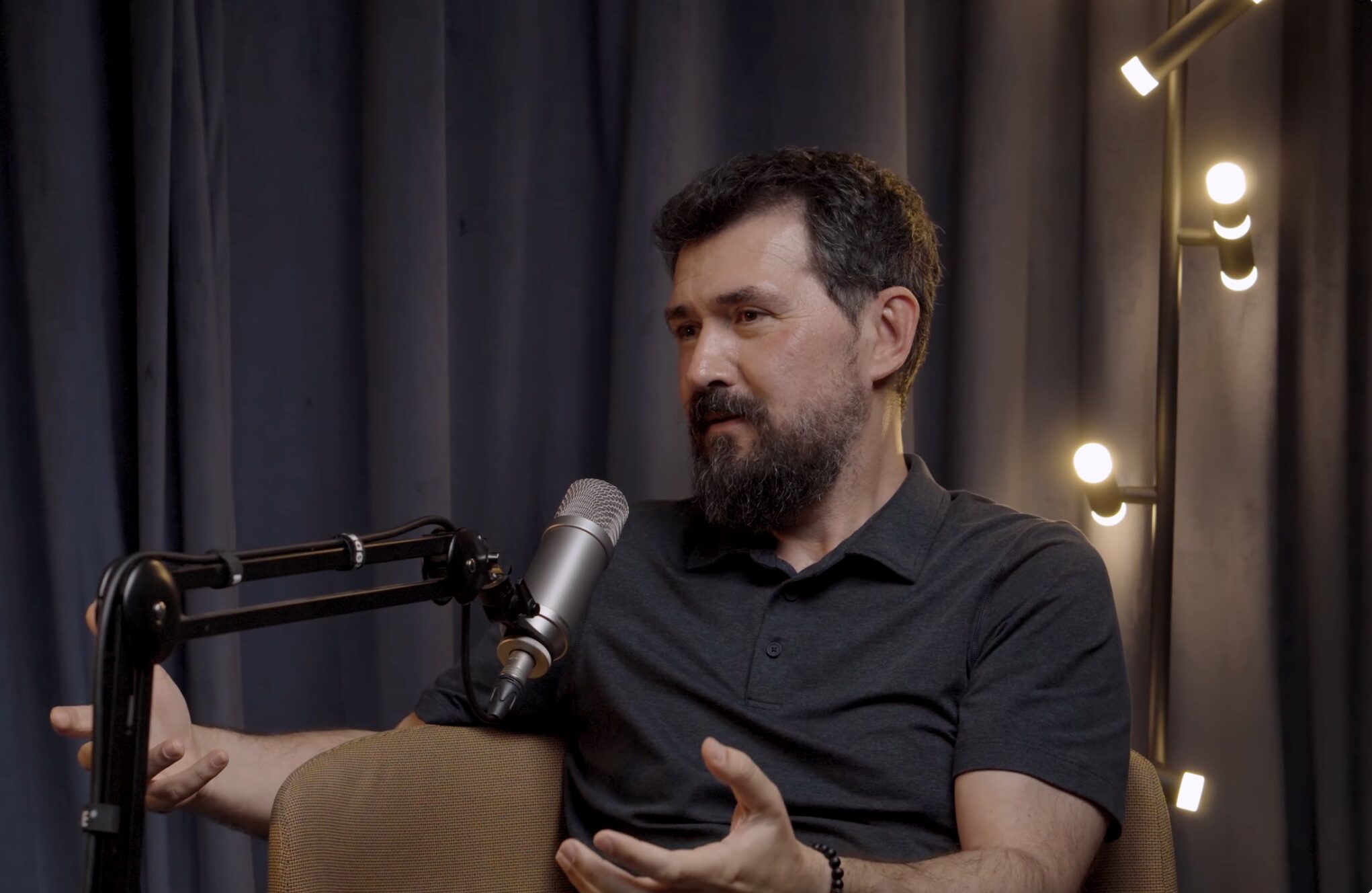 Dan Sultănescu, fondatorul NewsVibe, invitat la podcastul lui Vlad Mercori, explicând modul în care platforma folosește analiza Big Data pentru a descifra comunicarea online